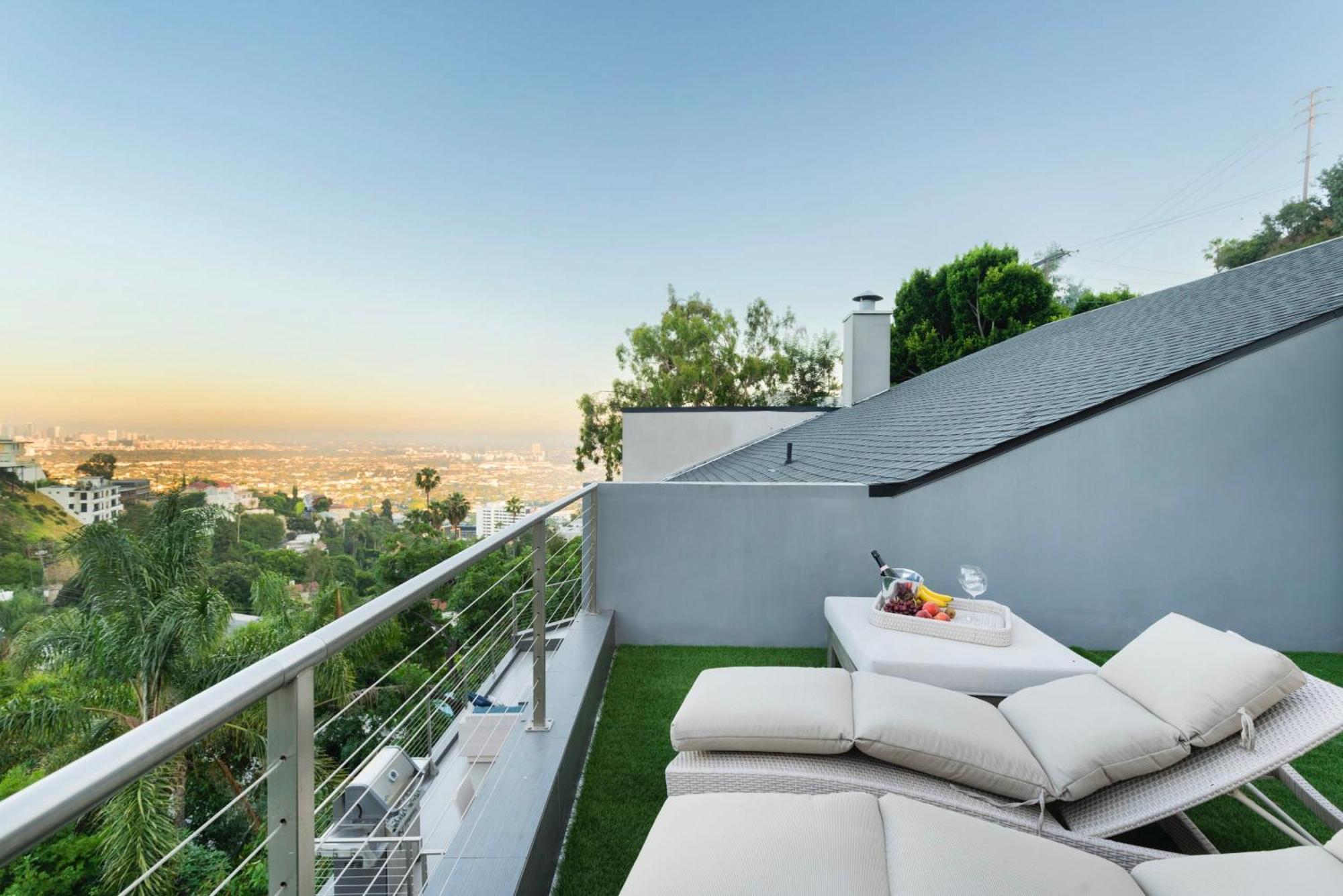 6mil 5br Sunset Strip Jetliner Views Oasis